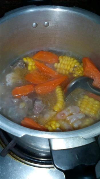 玉米红萝卜排骨汤的做法图解4