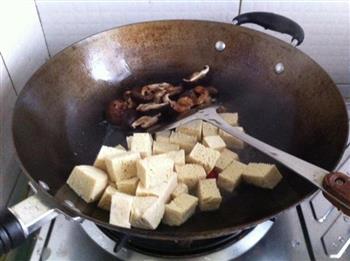 香菇炖豆腐的做法步骤3