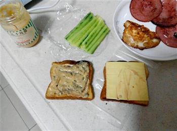 简易营养美味早餐-煎蛋火腿三明治的做法图解4