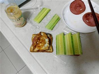 简易营养美味早餐-煎蛋火腿三明治的做法图解5