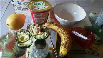 牛油果芒果香蕉酸奶沙拉的做法图解1