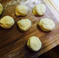 巧用烤箱制作简单美味葱香芝士面包的做法步骤3