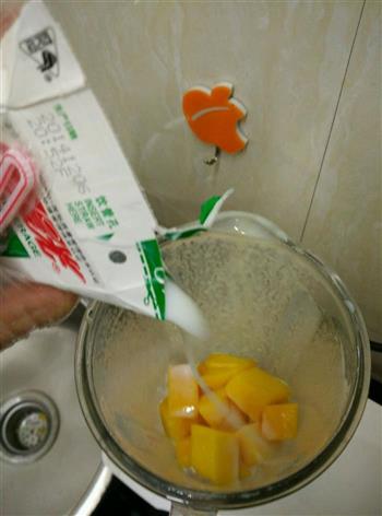 回味无穷芒果奶昔的做法步骤3