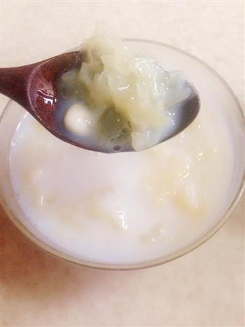 杏仁牛奶皂角米银耳汤的做法图解2