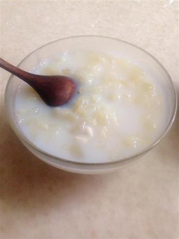 杏仁牛奶皂角米银耳汤的做法步骤3