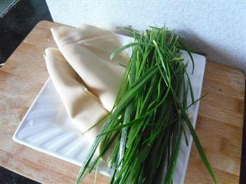 豆腐丝炒韭菜的做法步骤1