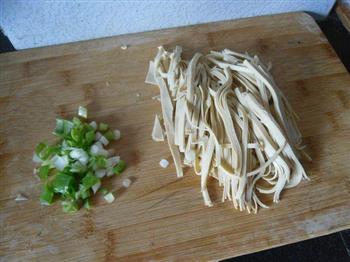 豆腐丝炒韭菜的做法步骤2