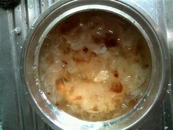 桃胶皂角米银耳汤的做法步骤1