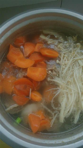 胡萝卜金针菇骨头汤的做法图解7