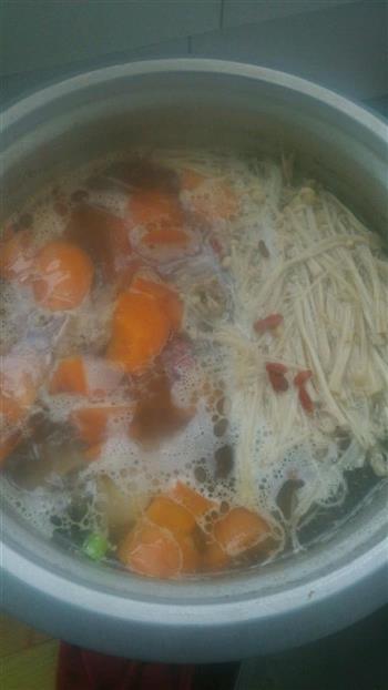 胡萝卜金针菇骨头汤的做法步骤8
