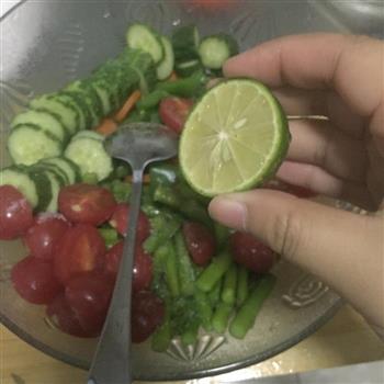 芦笋虾仁蔬菜沙拉的做法步骤6