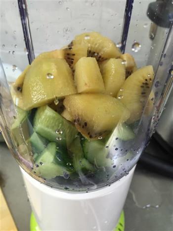 黄瓜猕猴桃汁的做法步骤1