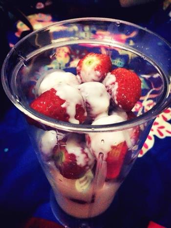草莓酸奶沙冰的做法图解3