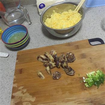 腊肠蛋炒饭-电饭锅的做法步骤1