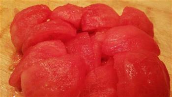 西红柿热汤面的做法步骤2