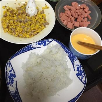 火腿玉米蛋炒饭的做法步骤1