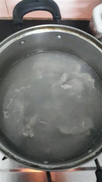 罐头鱼榨菜肉片汤面的做法图解2