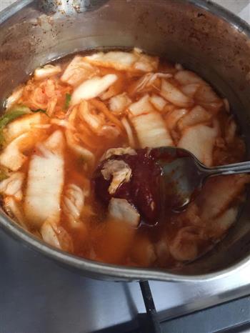 韩国辣白菜拉面年糕锅的做法图解1