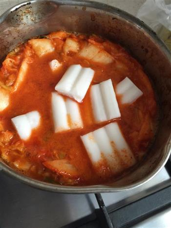 韩国辣白菜拉面年糕锅的做法图解2