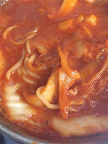 韩国辣白菜拉面年糕锅的做法步骤4