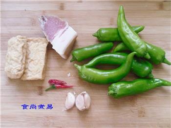 腊肉炒青椒的做法步骤1