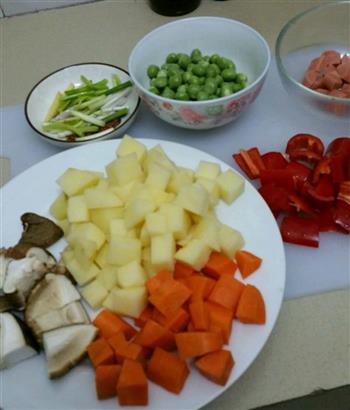 火腿肠炒五色时蔬的做法步骤1