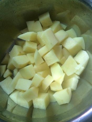 土豆焖鸡腿的做法步骤3