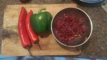 青椒炒牛肉的做法步骤1