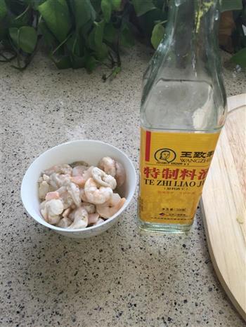 西葫芦炒虾仁的做法步骤2