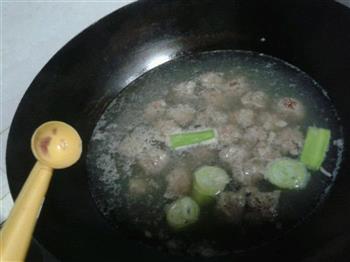 牛肉丸子小白菜汤的做法步骤2