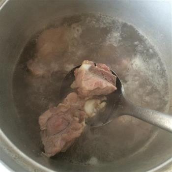 胡萝卜玉米猪骨汤的做法步骤2