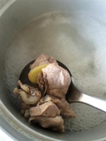 胡萝卜玉米猪骨汤的做法步骤3