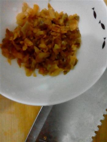榨菜肉松鸡蛋饼&豌豆白米粥&花生小鱼干&小番茄的做法步骤1