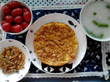榨菜肉松鸡蛋饼&豌豆白米粥&花生小鱼干&小番茄的做法步骤7