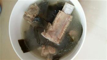 海带排骨汤的做法图解2