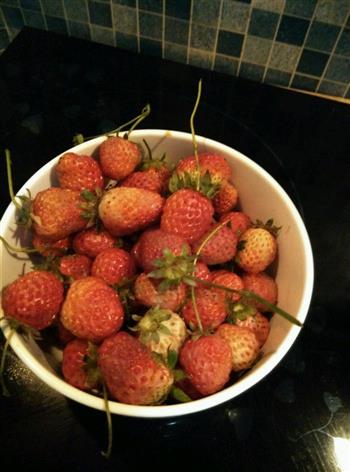 糖水草莓罐头的做法步骤1