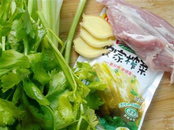 榨菜芹菜肉丝汤的做法步骤1
