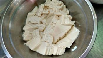 凉拌皮蛋豆腐的做法图解2