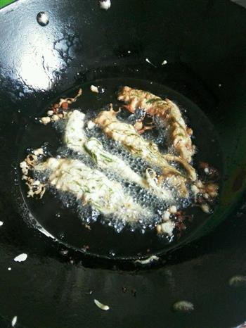 炸香椿鱼的做法步骤3