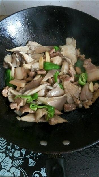 蘑菇炒肉的做法步骤3