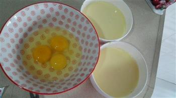 蜂蜜牛奶炖蛋的做法图解2