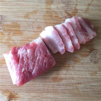 酸菜猪肉炖粉条的做法步骤1