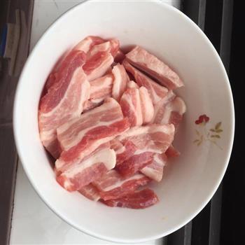 酸菜猪肉炖粉条的做法步骤2