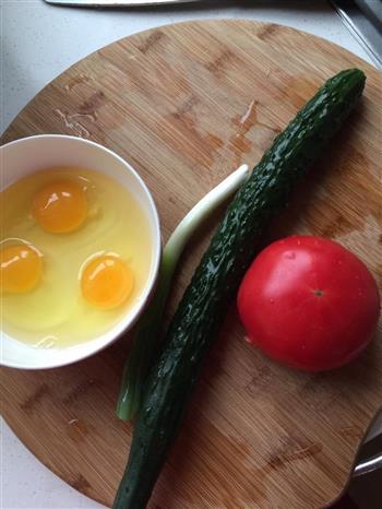 西红柿黄瓜炒鸡蛋的做法步骤1