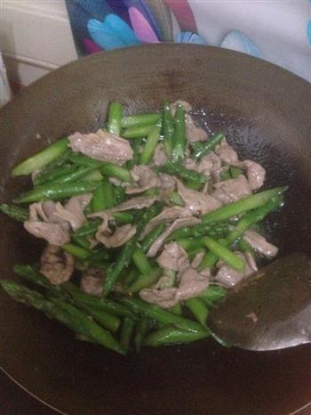 芦笋炒肉的做法步骤2