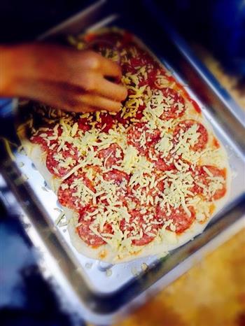 意大利萨拉米香肠披萨的做法图解3