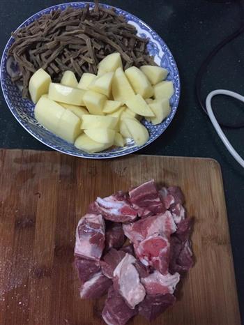 干豆角土豆红烧肉的做法步骤1
