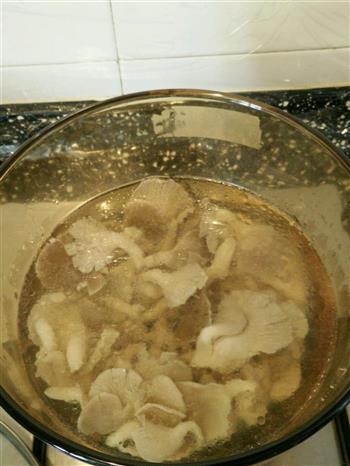 肉丝菌菇汤面的做法图解5