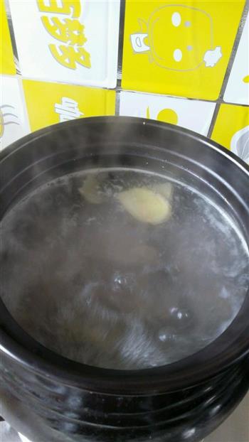 竹笋香菇炖鸡的做法步骤1