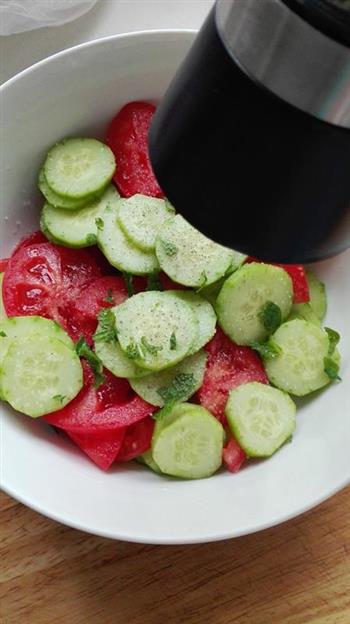 黄瓜西红柿沙拉的做法图解6